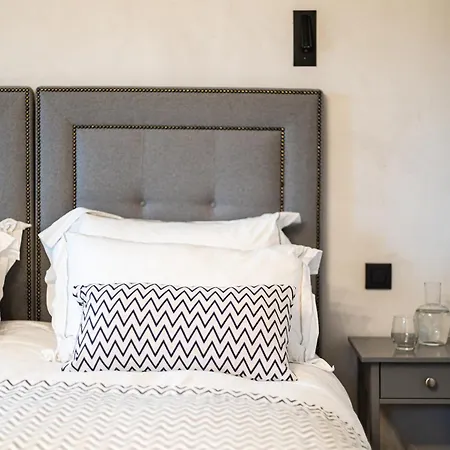 Dağ evi Luxury Chalet, Sleeps 8 With Mountain Views And Jacuzzi