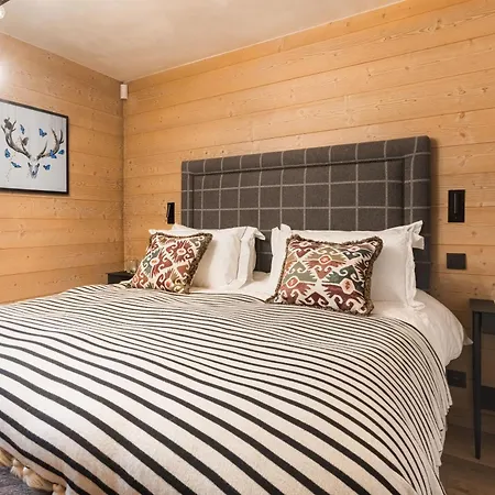 Luxury Chalet, Sleeps 8 With Mountain Views And Jacuzzi Dağ evi